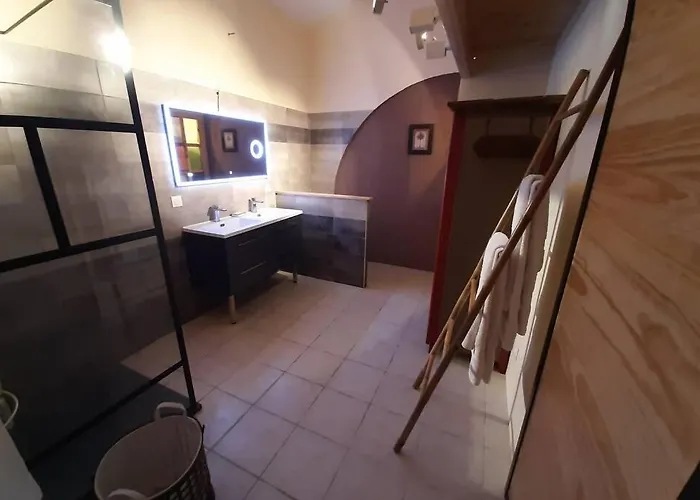 Apartment Cave Atelier Dans Ancien Domaine Viticole Moux